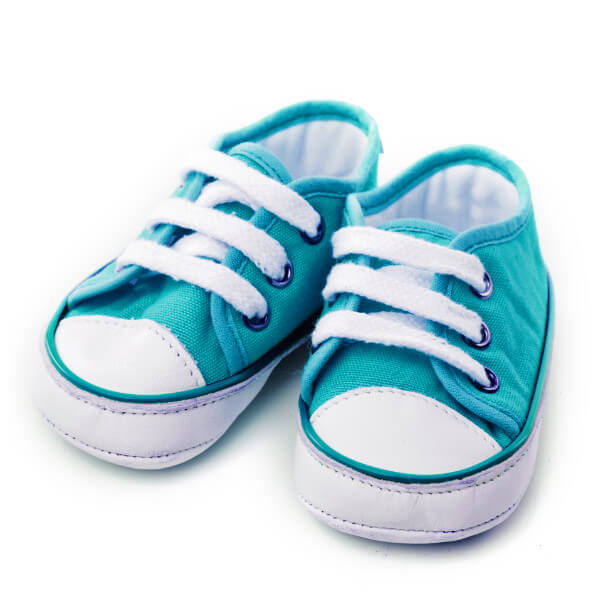 Zwei grüne Mini-Sneaker als Kinderschuhe