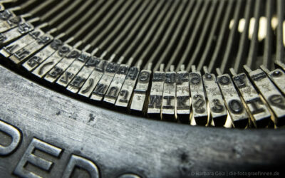 Detail einer alten Schreibmaschine mit den Metall-Lettern als Symbol für Schriften