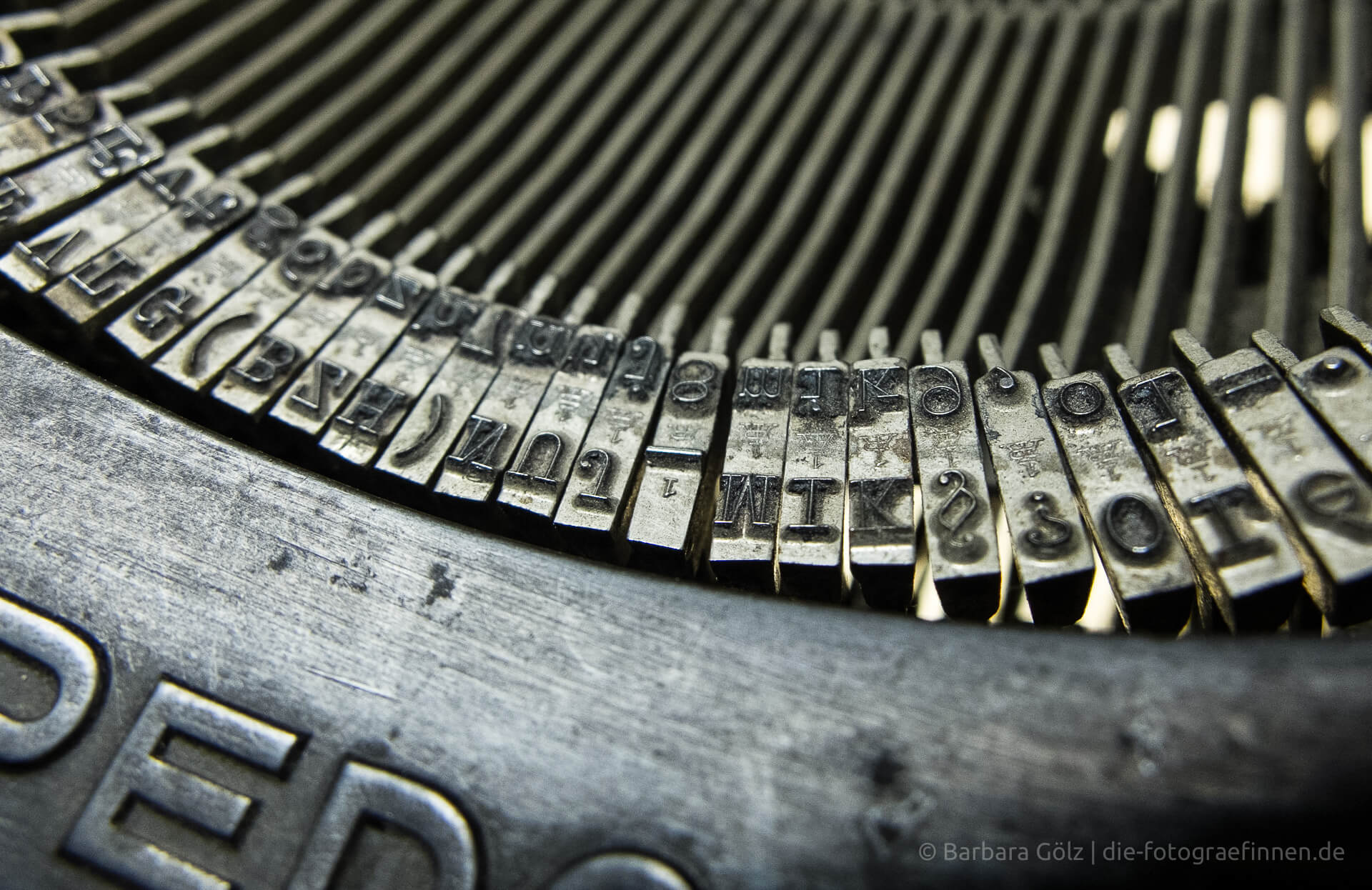 Detail einer alten Schreibmaschine mit den Metall-Lettern als Symbol für Schriften