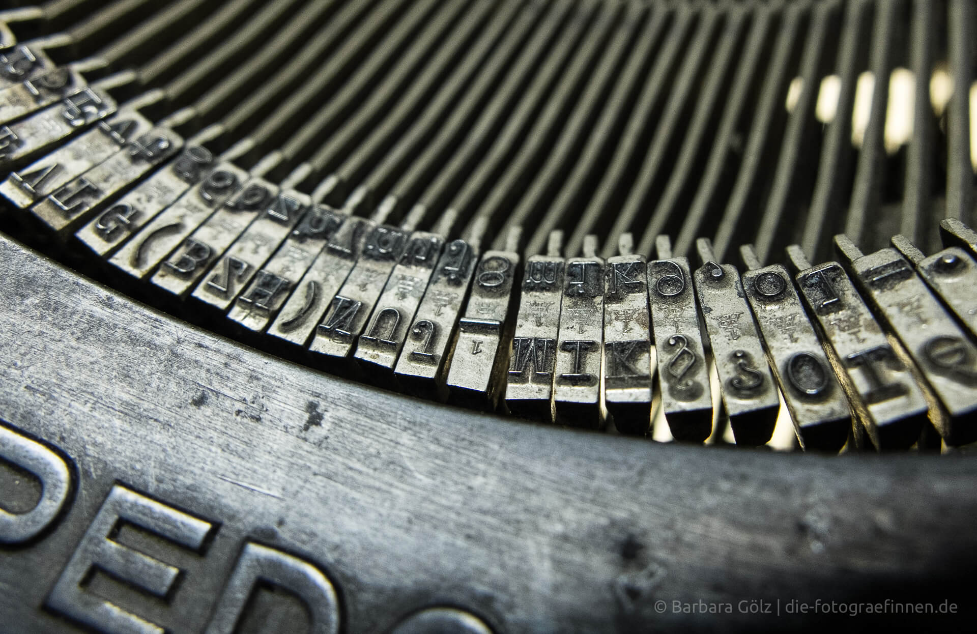 Google-Schriftarten lokal einbinden mit Divi Detail einer alten Schreibmaschine mit den Metall-Lettern als Symbol für Schriften