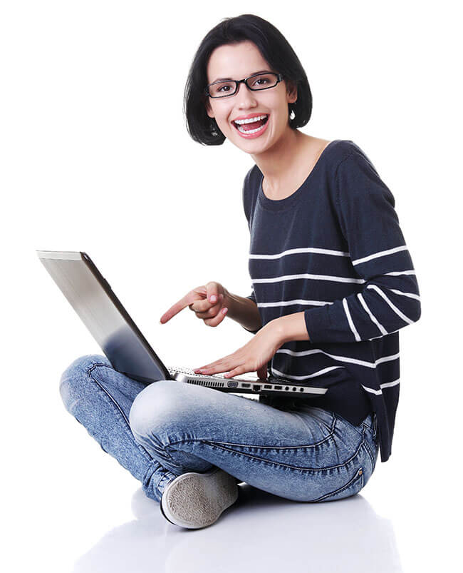 Frau sitzt im Schneidersitz mit Laptop auf dem Schoß und zeigt begeistert auf den Bildschirm
