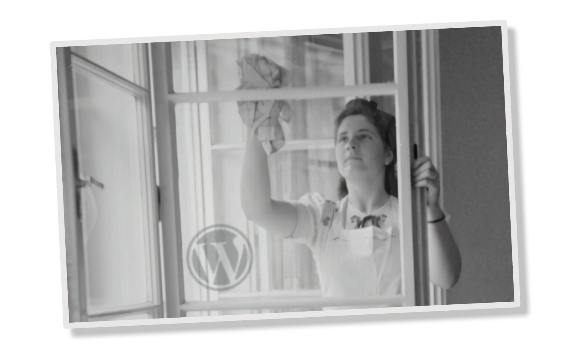 Schwarzweiß-Bild einer Fenster putzenden Frau, WordPress Logo links unten
